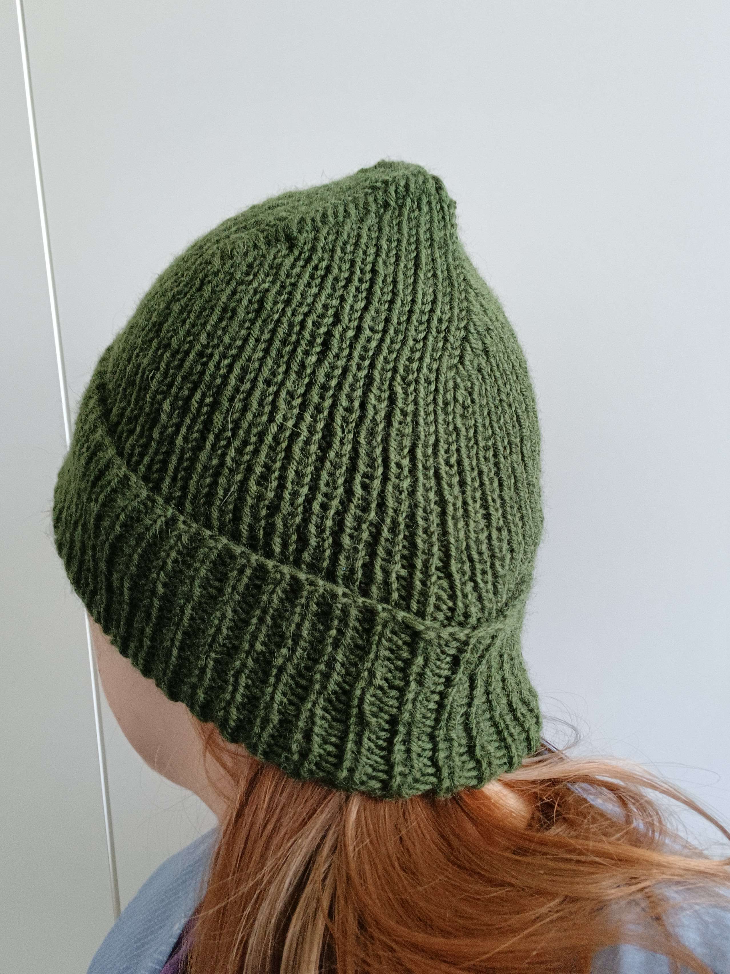 vihreä pipo päässä