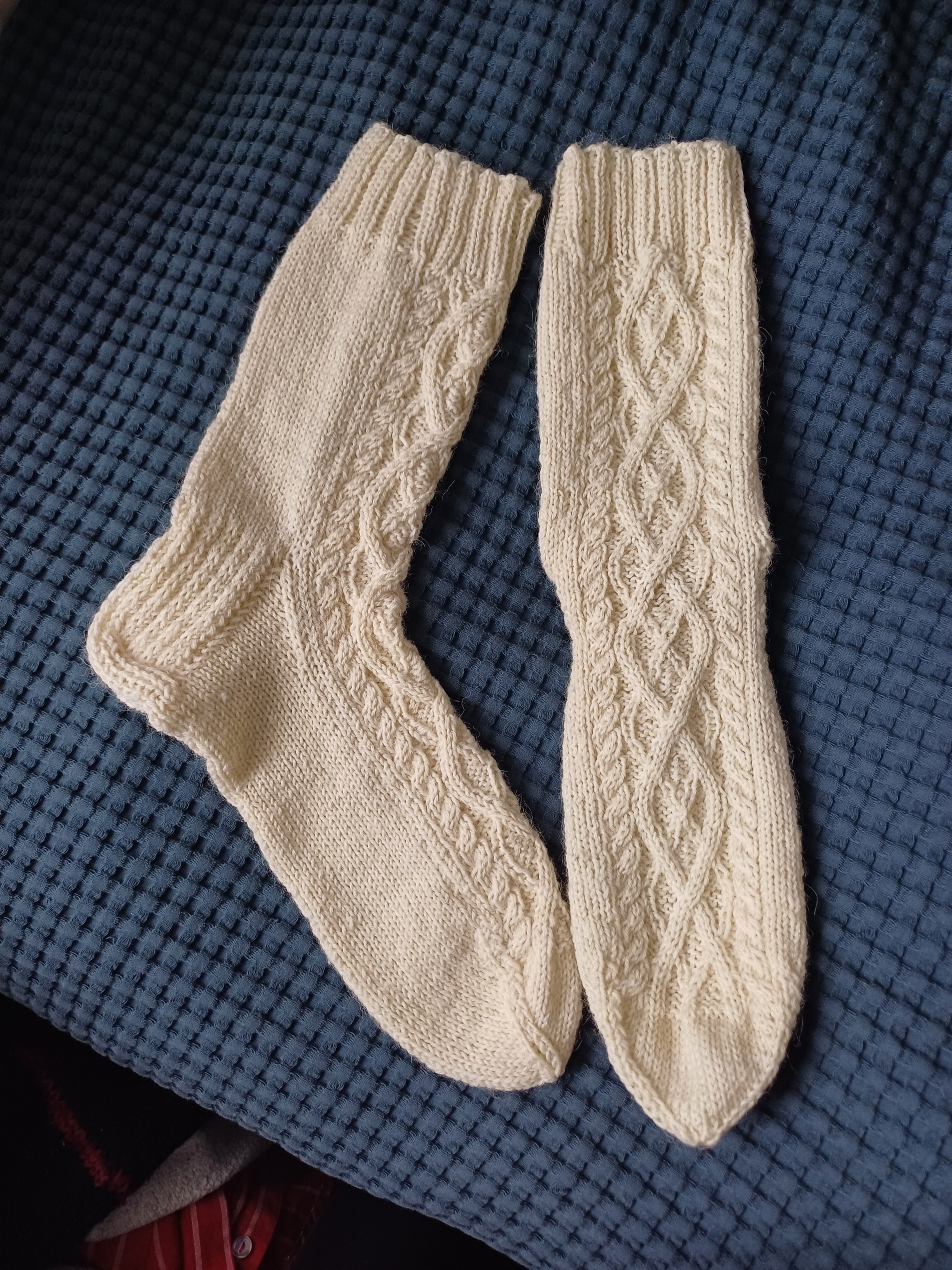 valkoiset villasukat sinisellä taustalla